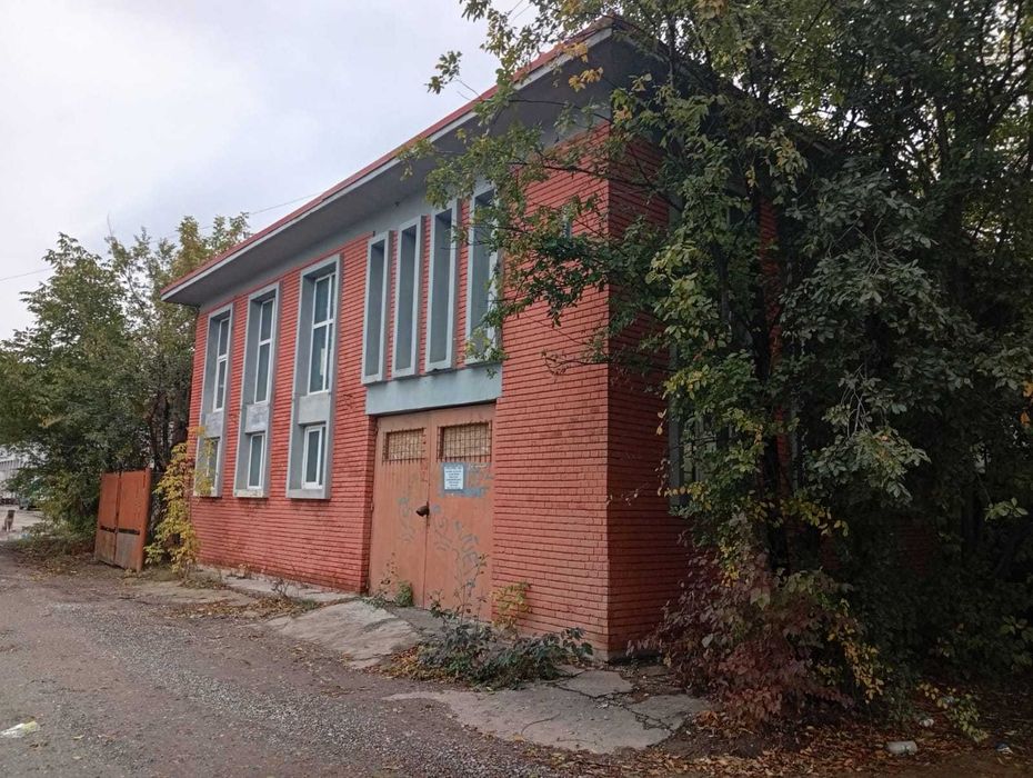 Inchiriez hala cu teren