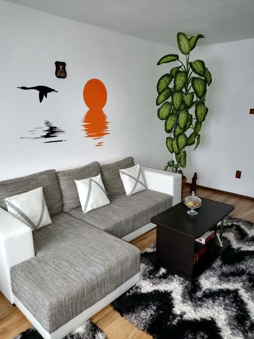 Apartament cu trei camere și Masina