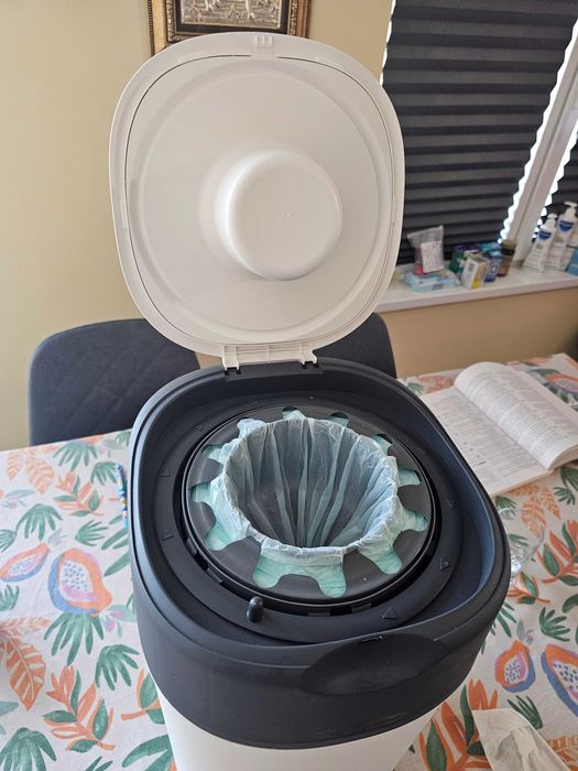 Адаптирано мляко и кош за памперси