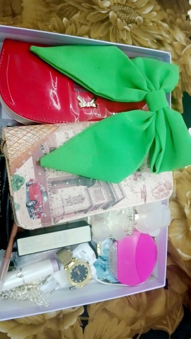 Bitta travestining eshagida uchta sik