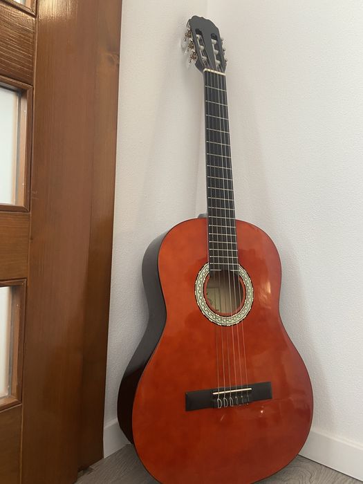 Vând chitară de lemn