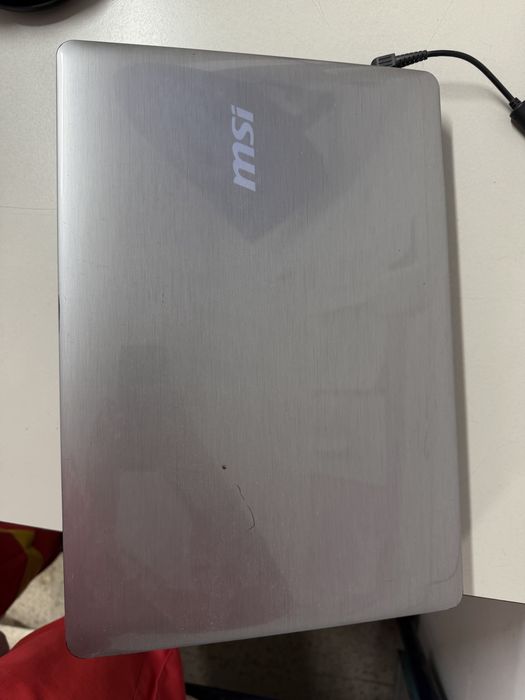 Laptop MSI merge doar in priza