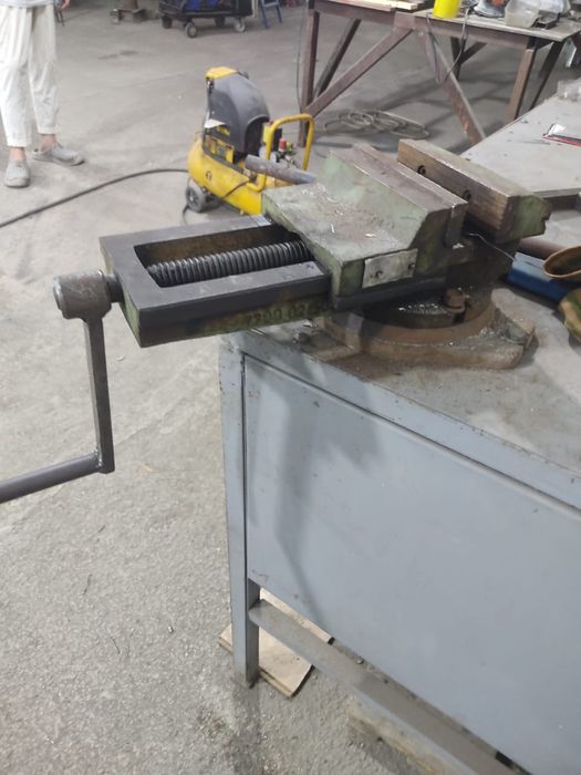 Тиски станочные с верстаком.