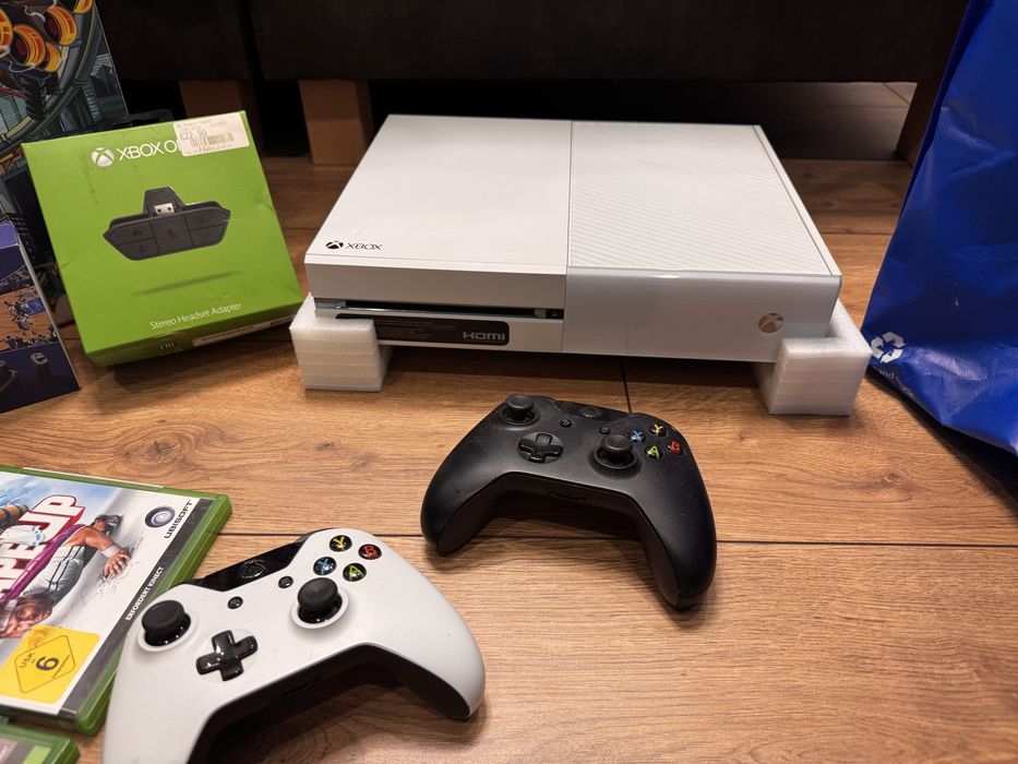 Xbox One Limited Edition + Kinect + 10 Игри + 2 джойстика