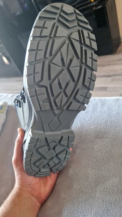 Чисто нови работни обувки