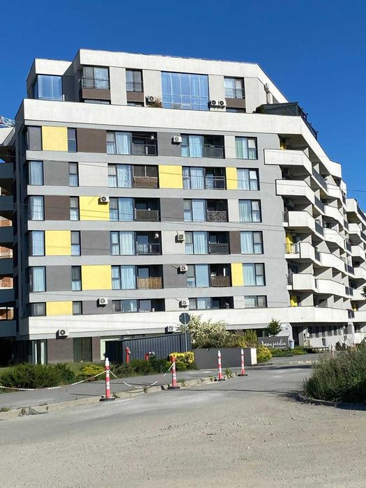 Ofer spre închiriere un apartament luminos și modern, situat în complexul rezidențial Mon Jardin Residence, strada Soporului, nr. 29 .