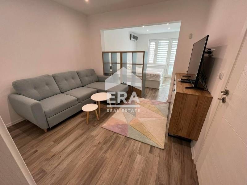 Двустаен, стилно обзаведен апартамент под наем, в идеалния център на В