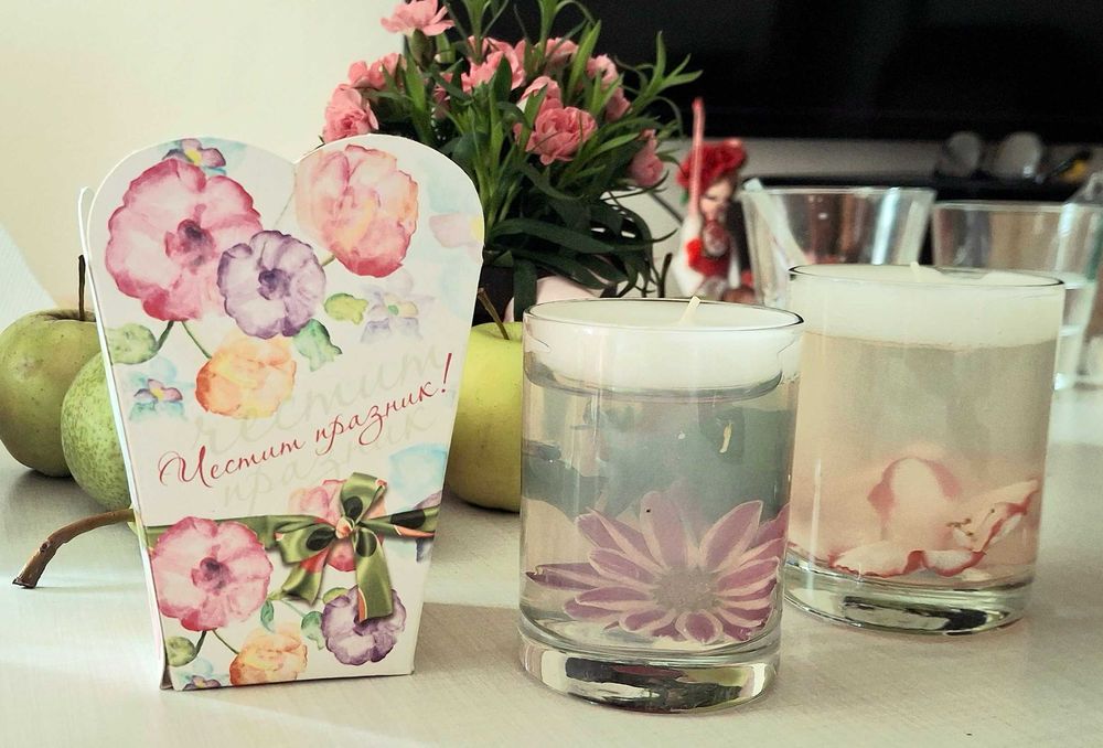 Свещ с живи цветя