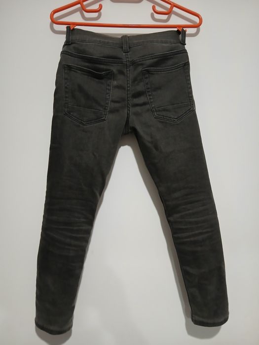 Pantaloni blugi C&A copii 8-10 ani stare perfecta.
Dimensiuni
- c