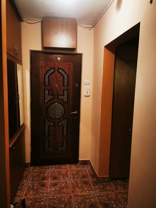 Închiriez apartament.