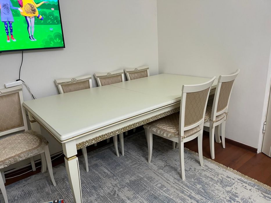 Продается красивый белый стол с 12 стулями!
