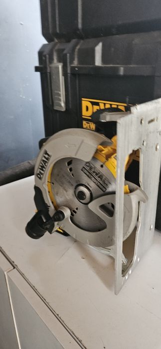 Circular Dewalt DCS 570