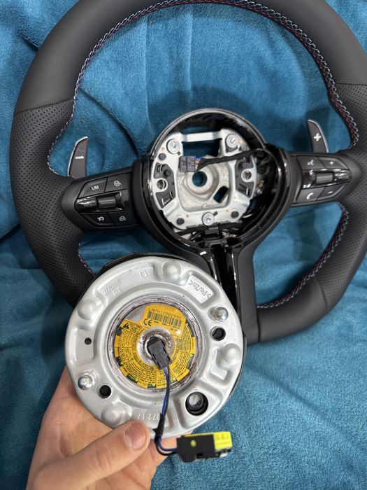 Volan BMW M tesit cu piele si padele