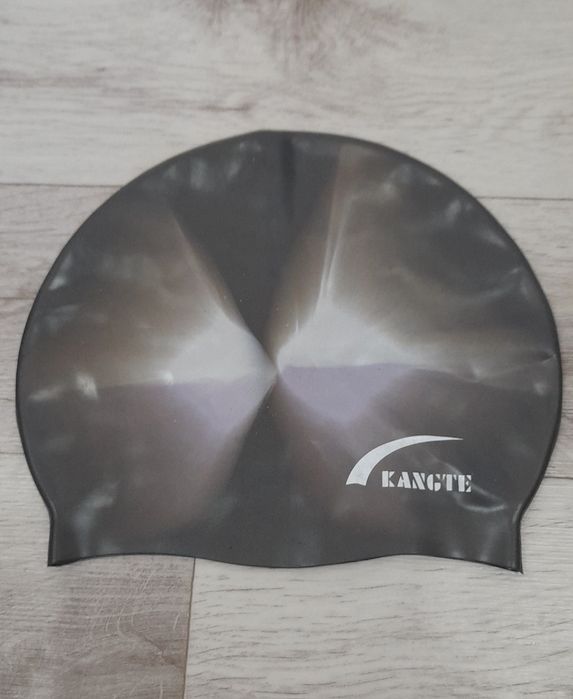 Предметы для плавания и очки.