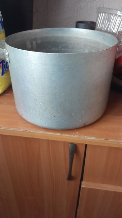 Продам кастрюли ,сковородку.