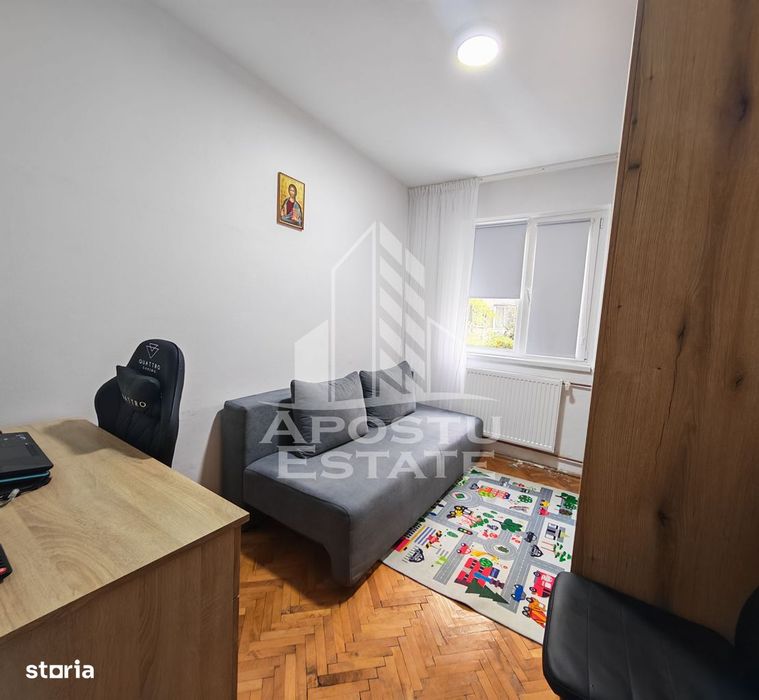 Apartament de vanzare cu 3 camere, etaj intermediar, zona Dacia