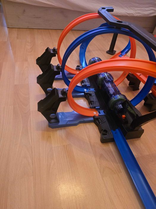 Hot wheels писти 3броя и Гараж