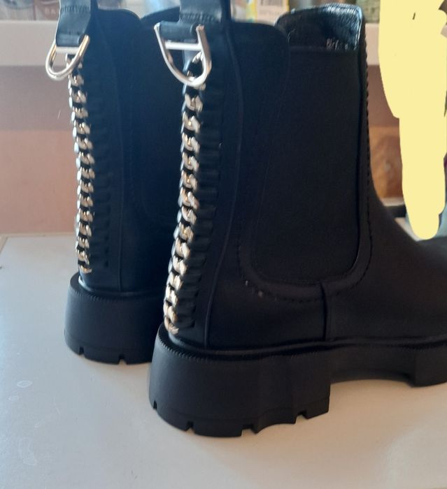 Продам демисезонные сапоги Челси
