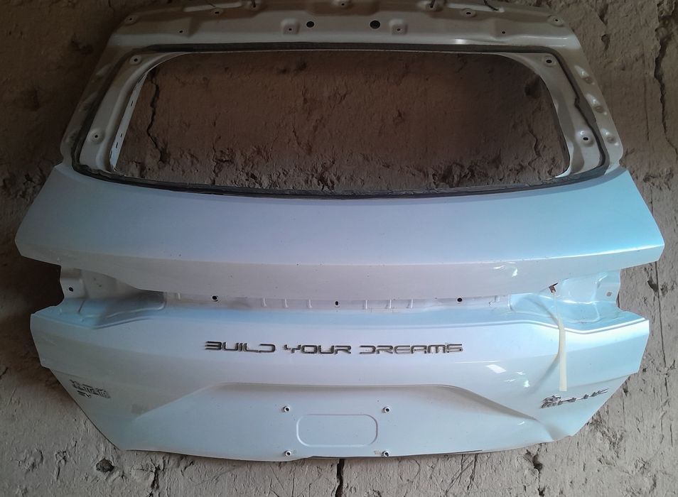 Byd chempion orqa kapot sifatli va toza.