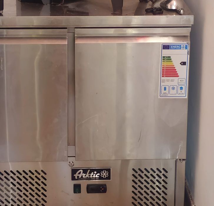 Masa rece cu 2 usi  profesionala, ARKTIC by Hendi Kitchen Line, racire ventilata, consum mediu 4.5 kW