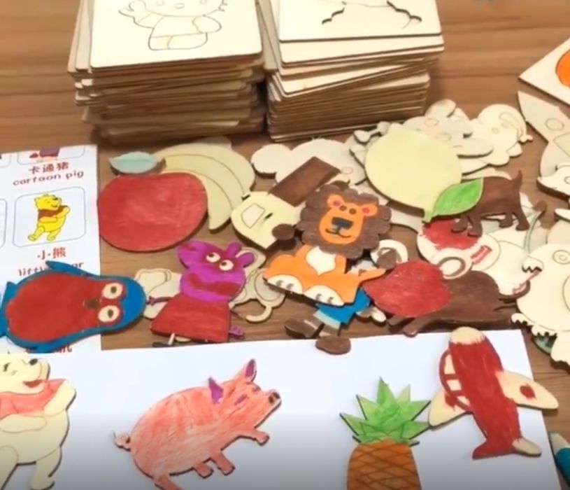 НАМАЛЕНИЯ Рисуване на шаблони и формички от дърво + флумастери с книжк