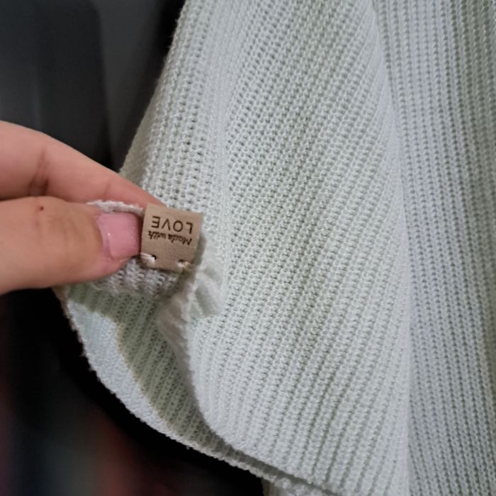 Top, pulover pana in talie
Brodat manual
De la Topshop
Marime 38 scrie