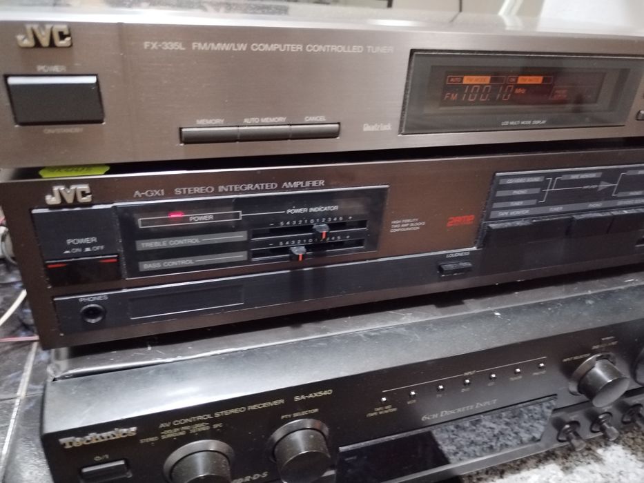 Linie japoneză JVC tuner și amplificator 2x40W