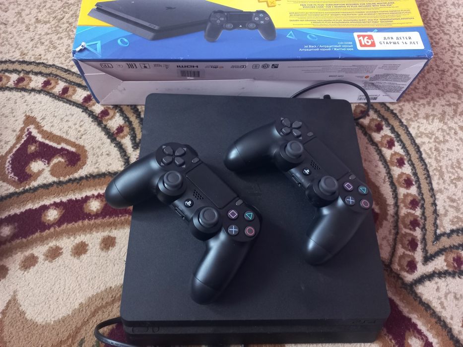 Продам PlayStation 4 slim новый
