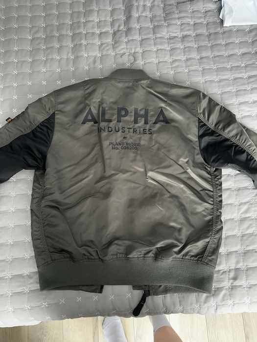 Alpha Industries преходно яке