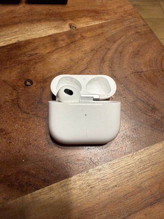 Apple AirPods Pro (1st Generation) MagSafe case