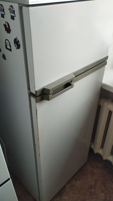 Продам холодильник,люстру