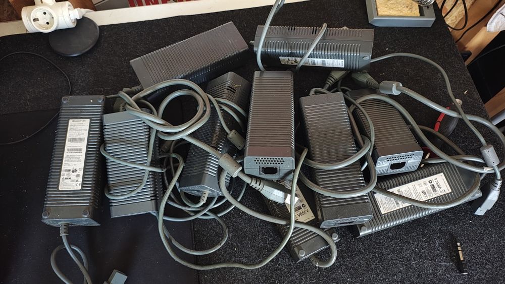 Lot 10 alimentatoare Xbox 360 -400 de lei