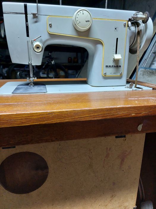 Продам швейную машинку