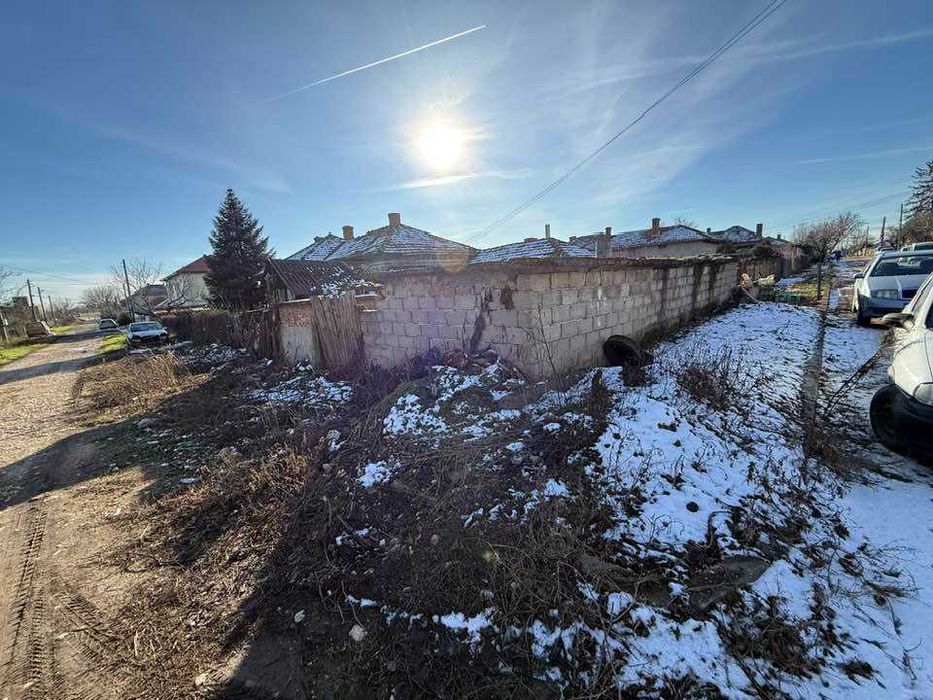 2 имота -232кв къща   / парцел 1440 кв двор  в с. Калипетрово