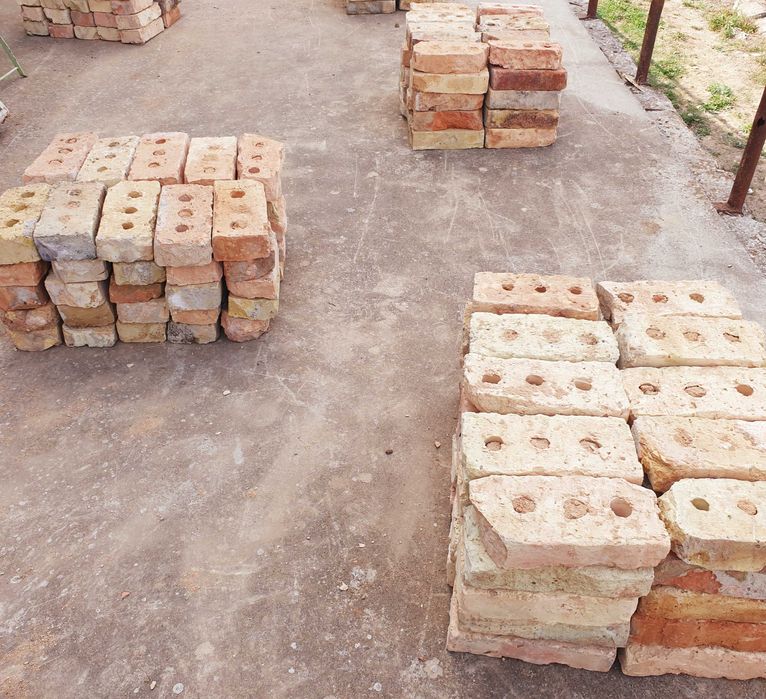 Продавам тухли единички и цигли – много здрави, запазени и изчистени.