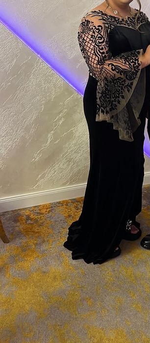 Rochie de ocazie/nașă XL-2XL, neagră catifea + mâneci brodate
