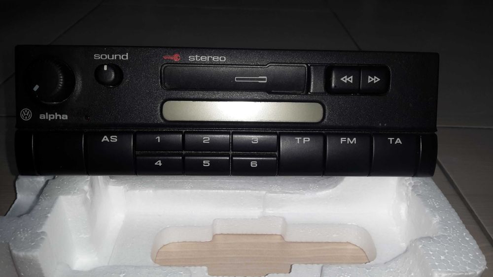 Radio-casetofon auto original AUDI A4 B5 fabricat de Blaupunkt