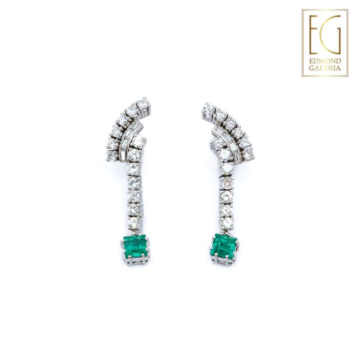 Pereche de cercei Alberto Kling (Bogota, Colombia) din platină și aur alb, decorată cu smaralde și diamante, însoțită de cutia originală