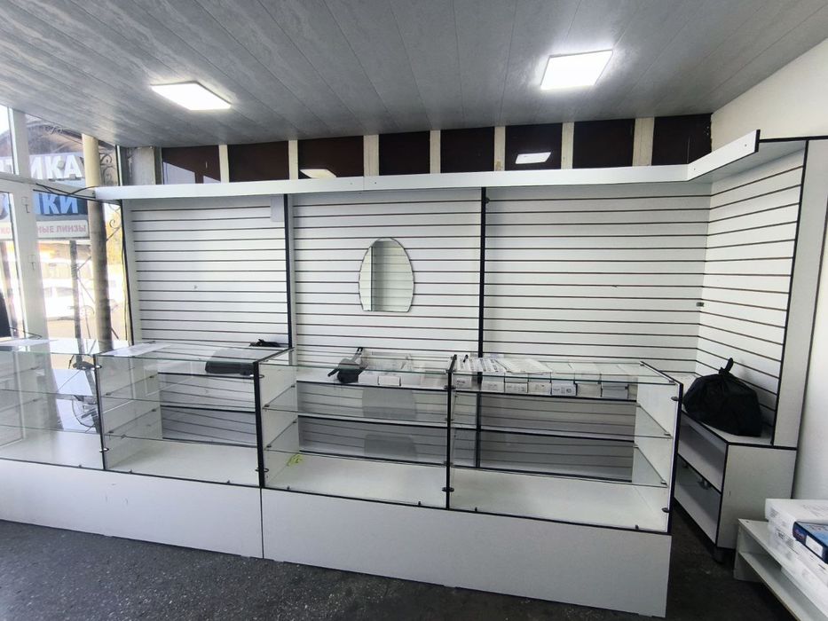 Vitrina xar xil tovarlarni joylashtirish uchun