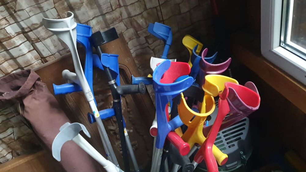 Cârje  carjă ca noi și orteza  orteza pentru imobilizarea la  calcai