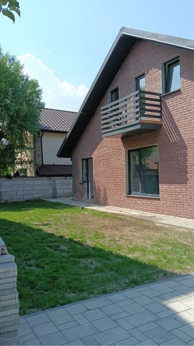 Casa la intrare in satul Costi