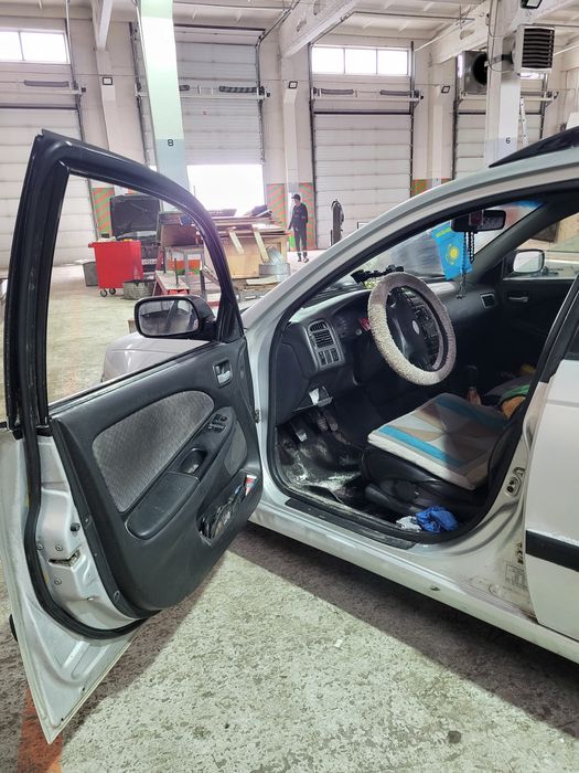 Тойота Авенсис 2001 год