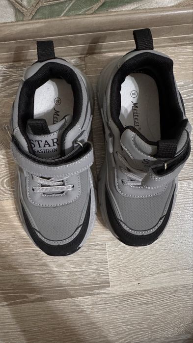 Продам кроссы для мальчика