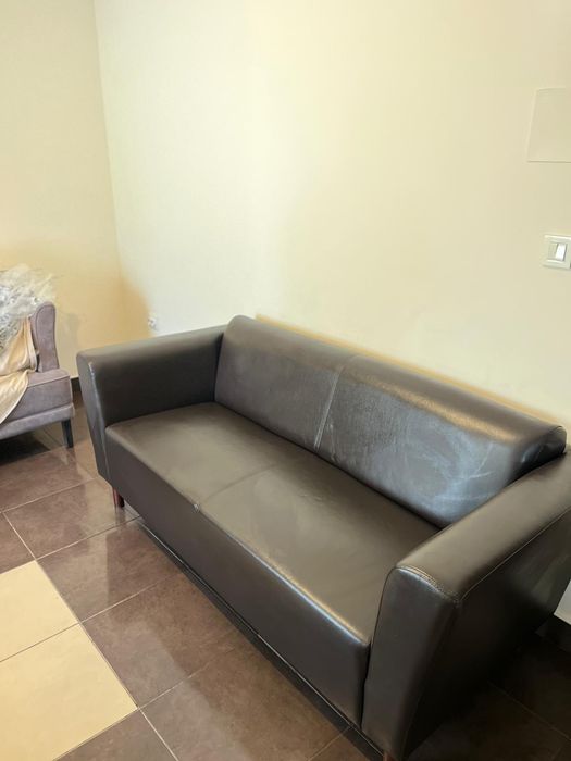 Vand canapea, stare f buna, culoare negru