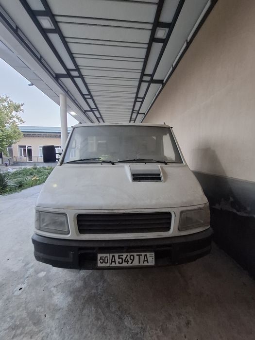 Yuk tashuvchi iveco mashina