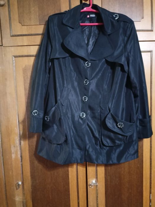 Плащи  2 черные 52 размер