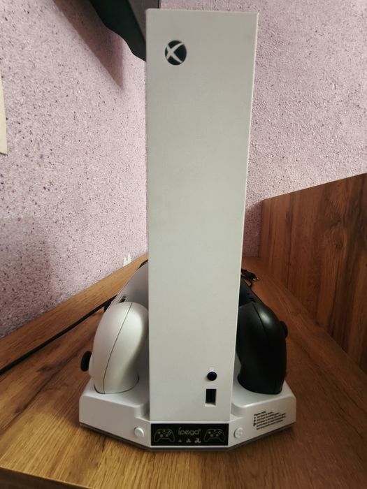 Продам консоль Xbox Series S 2 джостика