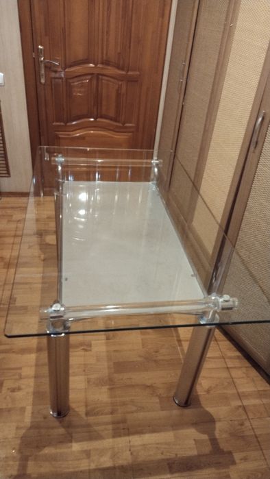 Стеклянный стол на кухню