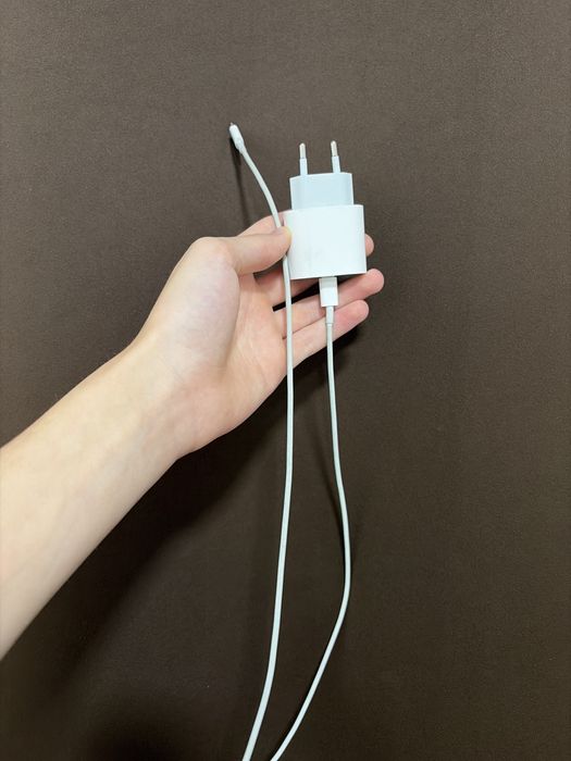 Продам айфон зарядку оригинал