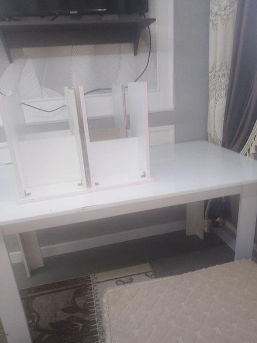 Стол төрт табуреткасымен сатылады.Б/у